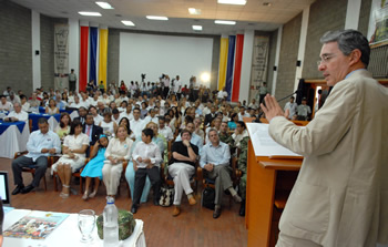 Al instalar, hoy lunes, un Consejo Comunitario extraordinario en Riohacha (La Guajira), el Presidente Álvaro Uribe anunció que en los próximos días le hablará al país “sobre la necesidad de tener el buen cuidado de que los pasos humanitarios no se aprovechen por los interesados en la exaltación del terrorismo”.