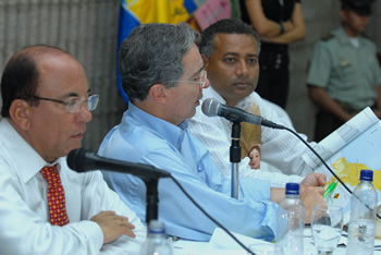 El Presidente Álvaro Uribe Vélez revisa las obras de infraestructura turística en el departamento de La Guajira, durante el Consejo Comunitario de seguimiento que realizó hoy en Riohacha, en el Centro de Convenciones Anas Mai. A su lado, el Gobernador, Jorge Eduardo Pérez Bernier, y el Alcalde de la capital, Jaider Antonio Curiel Choles. 