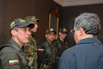 El Presidente de la República, Álvaro Uribe Vélez, saluda a los tres integrantes de la Policía: Walter José Lozano Guarnizo, Juan Fernando Galicia Uribe y Alexis Torres Zapata, y al soldado profesional William Giovanni Domínguez Castro, quienes recuperaron este domingo 1° de febrero la libertad. 