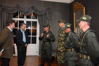 El Presidente Álvaro Uribe Vélez y el Ministro de Defensa, Juan Manuel Santos, escuchan las experiencias del secuestro de los cuatro uniformados que recuperaron la libertad este domingo 1° de febrero: los policías Walter José Lozano Guarnizo, Juan Fernando Galicia Uribe y Alexis Torres Zapata, y el soldado profesional William Giovanni Domínguez Castro. 