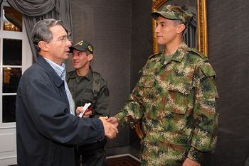 Saludo del Presidente Álvaro Uribe Vélez al soldado profesional del Ejército William Giovanni Domínguez Castro, quien regresó a la libertad este domingo 1° de febrero. El uniformado fue secuestrado por las Farc el 20 de enero del 2007.