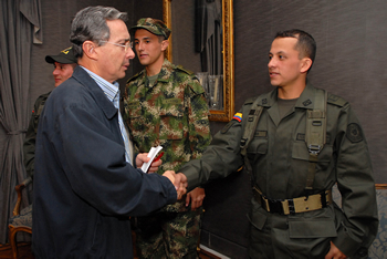 El Presidente Álvaro Uribe Vélez saluda al patrullero de la Policía Juan Fernando Galicia Uribe, quien junto a tres uniformados más volvieron a la libertad este domingo. El encuentro se cumplió en la Casa de Nariño.