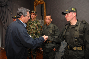 Momento en que el patrullero de la Policía Alexis Torres Zapata saluda al Presidente Álvaro Uribe Vélez, en el Salón Rafael Reyes de la Casa de Nariño. El uniformado que regresó a la libertad, había sido secuestrado el 9 de junio de 2007, en la vía Paujil a Cartagena del Chairá, Caquetá. 