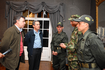 El soldado profesional del Ejército William Giovanni Domínguez Castro le cuenta al Presidente Álvaro Uribe Vélez y al Ministro de Defensa, Juan Manuel Santos, las situaciones difíciles que vivió durante su cautiverio. El encuentro se realizó este domingo 1° de febrero en la Casa de Nariño. 