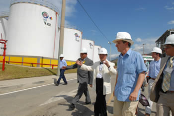 Mamoru Saito, Presidente de la Junta Directiva del grupo de empresas Amiworld y del grupo Jasb, le explicó al Presidente Uribe porqué escogieron a Santa Marta para el montaje de la planta procesadora de aceite crudo de palma para la producción de biodiesel, y la refinería petrolera del Grupo Odin, que ya cumple 10 meses de funcionamiento. El empresario resaltó la apertura de la inversión extranjera que promueve el Gobierno de Colombia.