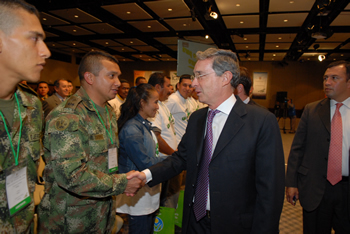 El Presidente Álvaro Uribe saluda al sargento viceprimero del Ejército Nacional Libardo Rafael Restrepo, quien recibió un crédito del programa ‘Héroes de la patria’, del Ministerio de Agricultura, durante la entrega del certificado de calidad otorgado por Icontec a las instituciones adscritas a la entidad.