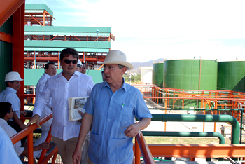 Manuel Julián Dávila, de la empresa Biocombustibles Sostenibles del Caribe, explica al Presidente Álvaro Uribe que la nueva planta en Santa Marta producirá 100 mil toneladas anuales de biodiesel a partir de la palma africana y 10 mil toneladas de glicerina.