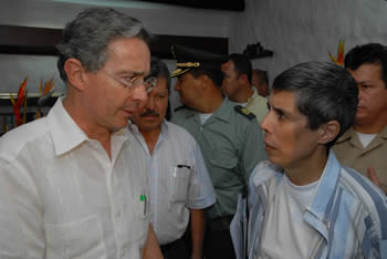 El Presidente Álvaro Uribe Vélez se desplazó esta noche a Villavicencio para saludar al ex gobernador del Meta Alan Jara, liberado hoy por la guerrilla de las Farc, después de más de 7 años de permanecer secuestrado en la selva.