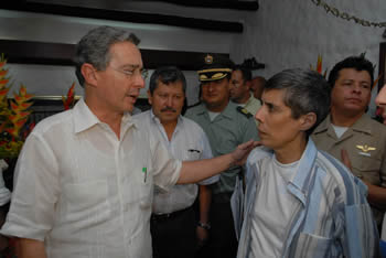 El Presidente Álvaro Uribe Vélez dialoga con el ex gobernador del Meta Alan Jara, a quien visitó hoy en su residencia de Villavicencio, horas después de ser liberado por las Farc. El Mandatario se desplazó a esta ciudad con el único propósito de conversar con el político, que estuvo durante más de 7 años en poder de la guerrilla.