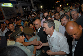 Llegada del Presidente Álvaro Uribe Vélez a la residencia en Villavicencio del ex gobernador del Meta, Alan Jara, quien este martes 3 de febrero regresó a la libertad, después de haber permanecido como secuestrado por las Farc durante siete años y siete meses.