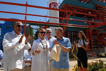 El Presidente Álvaro Uribe Vélez, el señor Alberto Dávila Díaz-Granados y esposa, y directivos y empresarios, durante la inauguración, este martes 3 de febrero, de la nueva planta de biocombustibles en Santa Marta.