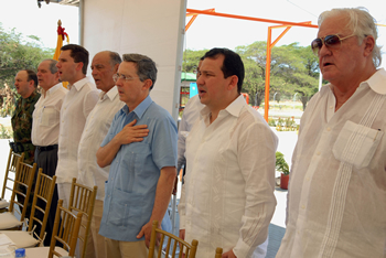 Con el Himno Nacional se inició la ceremonia de inauguración de la nueva planta de biodiesel en Santa Marta. Participaron el Presidente Álvaro Uribe Vélez, las autoridades civiles del departamento y la ciudad, y el Ministro de Minas, Hernán Martínez.