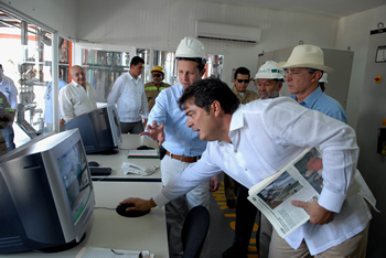 Una explicación del funcionamiento de la nueva planta de biodiesel en Santa Marta recibió el Presidente Álvaro Uribe Vélez, este martes 3 de febrero, durante su recorrido por las instalaciones, en compañía de directivos y del Ministro de Agricultura, Andrés Felipe Arias.