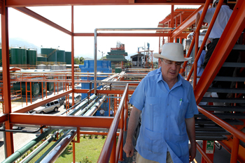 El Presidente Álvaro Uribe Vélez recorrió las instalaciones de la nueva planta de biodiesel, de la Empresa de Biocombustibles Sostenibles del Caribe, inaugurada este martes 3 de febrero en Santa Marta.