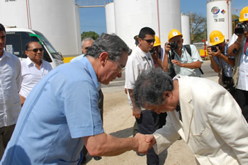 Con una venia respetuosa, propia de su tradición cultural, recibió Mamoru Saito, Presidente de la Junta Directiva del Grupo de Empresas Amiwold y del Grupo Jasb, al Presidente Uribe, cuando este llegó a las instalaciones de la planta de biodiesel y refinería petrolera del Grupo Odin y Amiworld, donde realizó un recorrido y conoció de primera mano la labor que desarrolla la firma en Colombia.