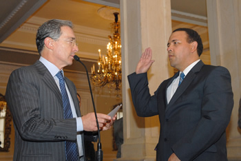 El Presidente de la República, Álvaro Uribe Vélez, toma juramento a Gabriel Eduardo Mendoza Martelo, quien se posesionó como Magistrado de la Corte Constitucional, en ceremonia realizada este miércoles en el Salón Protocolario de la Casa de Nariño.