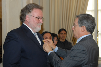 El Presidente Álvaro Uribe Vélez condecoró este miércoles con la Orden de San Carlos, en el grado de Gran Oficial, al Jefe de la Misión de Apoyo al Proceso de Paz de la OEA, Sergio Caramagna. La ceremonia se cumplió en el Salón Gobelinos de la Casa de Nariño. 