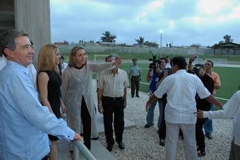 El Presidente Uribe Vélez , junto a la cantante Shakira y a la ex canciller María Emma Mejía, quien preside la Fundación Pies Descalzos, recorren las instalaciones de la institución educativa construida a través de esta organización y que beneficiará a niños de comunidades vulnerables del corregimiento La Playa de Barranquilla.