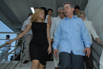 El Presidente Uribe y la cantante Shakira recorrieron las instalaciones del colegio Pies Descalzos, el cual beneficiará a los niños de las comunidades vulnerables del corregimiento La Playa en Barranquilla. El centro educativo fue construido a través de la Fundación que lleva el mismo nombre, con donaciones de diversas entidades, entre ellas Acción Social de la Presidencia de la República.