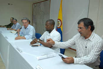 El Ministro de Transporte, Andrés Uriel Gallego, hizo una presentación acerca del estado de las vías en el departamento del Chocó, durante la reunión extraordinaria convocada hoy, en Quibdó, por el Presidente Álvaro Uribe Vélez. Al encuentro asistieron autoridades departamentales y locales.