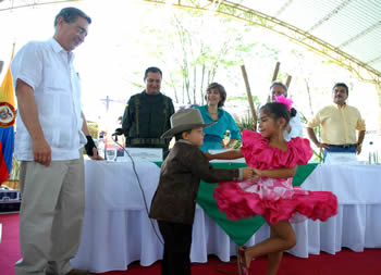 El Presidente Álvaro Uribe Vélez observa la presentación del baile del joropo a cargo de la pareja de niños Óscar Julián López y Laura Jimena Cubillos, del grupo musical Academia Cabrestero, durante el Consejo Comunal de Gobierno No.223 que se realiza este sábado en Villavicencio. 