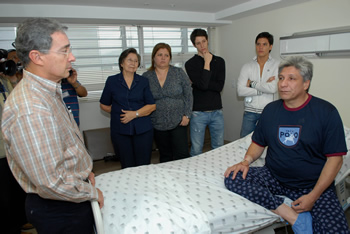 El ex diputado Sigifredo López recibió hoy la visita del Presidente Uribe en su habitación del Centro Médico Imbanaco, donde se encuentra recluido por problemas de salud, tras haber permanecido secuestrado por las Farc durante casi 7 años. Acompañan al político vallecaucano, entre otros, su esposa Patricia Nieto, y sus dos hijos, Lucas y Sergio.