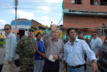 El Presidente Álvaro Uribe Vélez observa los daños que, el pasado 2 de febrero, ocasionó el carro bomba que las Farc hicieron explotar contra una de las sedes administrativas de la Policía Metropolitana en Cali. Lo acompañan el Alcalde de la ciudad, Jorge Iván Ospina, y el  Comandante de la III Brigada del Ejército, brigadier general Germán Giraldo Restrepo.