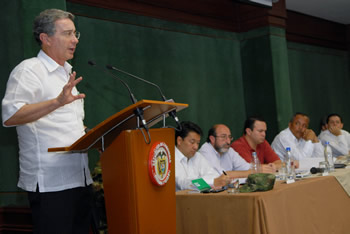 El Presidente Álvaro Uribe hizo un llamado al Congreso, a que se abstenga de aprobar reformas que aumentarían los costos a los empleadores y afectarían a los trabajadores del país. Durante la mesa temática sobre empleo que se realizó en Ibagué, el Mandatario  rechazó las propuestas que se han planteado sobre la eliminación de los aportes parafiscales y el incremento de la tarifa del IVA, así como la ampliación de su base tributaria.