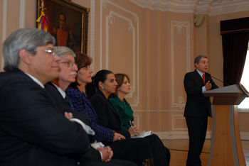 El Presidente Uribe presidió este martes, 10 de febrero, el acto en el que se oficializó la transformación de Colciencias en departamento administrativo. Al evento asistieron, entre otros, el Director de la entidad, Juan Francisco Miranda; el representante a la Cámara Jaime Restrepo Cuartas; la senadora Martha Lucía Ramírez; la Directora de Planeación, Carolina Rentería, y la Ministra de Comunicaciones, María del Rosario Guerra.