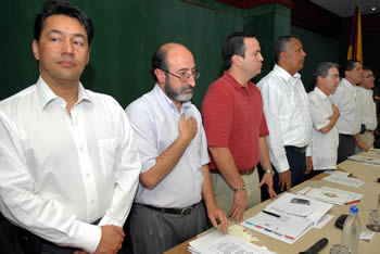 El Presidente Álvaro Uribe entona el Himno Nacional, en el inicio de la reunión de la mesa temática de empleo en Ibagué, Tolima. Lo acompañan los ministros de Ambiente, Vivienda y Desarrollo Territorial, Juan Lozano; de Agricultura, Andrés Fernández; el Gobernador del Tolima, Oscar Barreto Quiroga; y el Alcalde de Ibagué, Jesús María Botero, entre otros.