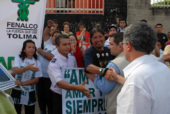 Habitantes del sector del Papayo, en la ciudad de Ibagué, saludan al Presidente Álvaro Uribe Vélez a su llegada al recinto del Hotel Merecure, en la capital del Tolima, donde el Mandatario lideró una mesa temática sobre empleo en la región.