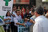 Habitantes del sector del Papayo, en la ciudad de Ibagué, saludan al Presidente Álvaro Uribe Vélez a su llegada al recinto del Hotel Merecure, en la capital del Tolima, donde el Mandatario lideró una mesa temática sobre empleo en la región.