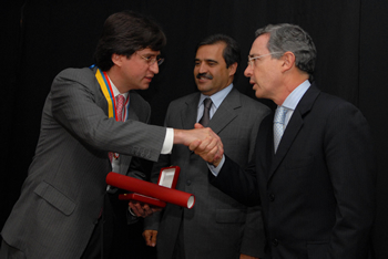 Carlos Vegalara, Presidente de la Organización Casa Toro, recibió de manos del Presidente de la República, Álvaro Uribe Vélez, la Orden Nacional al Merito, en el grado de Cruz de Plata, como reconocimiento del Gobierno al aporte de la compañía en el desarrollo de la economía nacional.