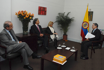 El Presidente de la Republica, Álvaro Uribe Vélez, se reunió este miércoles en la Gobernación de Cundinamarca con María Teresa Costa Campi, Presidenta de la Comisión de Energía de España. En el encuentro estuvieron presentes el Embajador de ese país en Colombia, Andrés Collado González, y el Gobernador Andrés González Díaz.