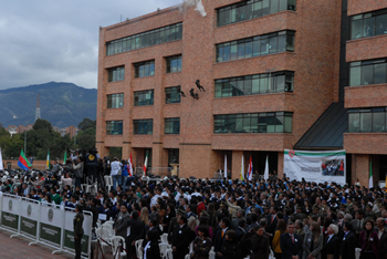 Comandos Jungla de la Policía descienden por una de las paredes de la sede de la Gobernación de Cundinamarca en Bogotá, este miércoles 11 de febrero, dentro de una demostración de operaciones de asalto y rescate de rehenes.