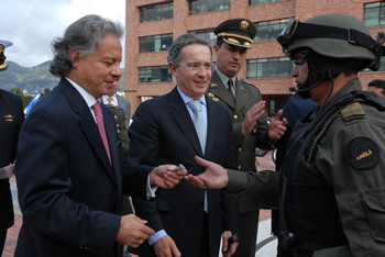 El Presidente Álvaro Uribe y el Gobernador de Cundinamarca, Andrés González, hacen entrega de las llaves de 273 motocicletas que reforzarán el equipo policial del Plan de Convivencia y Seguridad Ciudadana, puesto en marcha en los municipios del departamento.