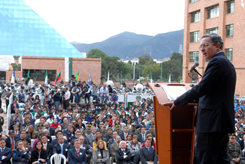 “Las Farc hacen política liberando gota a gota a los secuestrados porque no pudo obtener la zona de despeje”, dijo el Presidente Álvaro Uribe, durante la presentación de un plan educativo para jóvenes del departamento de Cundinamarca. El acto se realizó este miércoles 11 de febrero en la sede de la Gobernación en Bogotá.