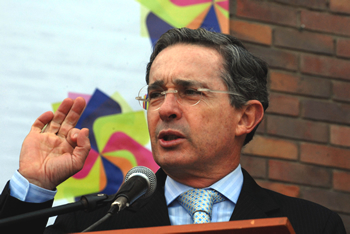Como “verdugo de los indígenas” calificó el Presidente Álvaro Uribe al grupo terrorista de las Farc, durante la presentación de un plan educativo para jóvenes del departamento de Cundinamarca. El acto se realizó este miércoles 11 de febrero en la sede de la Gobernación en Bogotá.