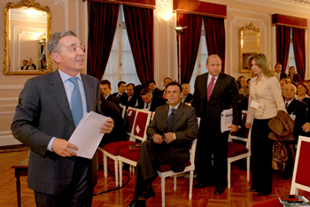 El Presidente Álvaro Uribe se dirige hacia la mesa principal, luego de saludar a un grupo de empresarios y dirigentes gremiales que participaron este jueves en la Tertulia Económica sobre infraestructura. 