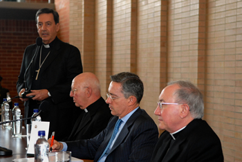 El Presidente de la Conferencia Episcopal de Colombia, Monseñor Rubén Salazar Gómez, instaló la reunión con el Presidente Álvaro Uribe, en el marco de la Asamblea de prelados que se lleva a cabo en Bogotá. Junto a ellos, el Arzobispo de Bogotá y Primado de Colombia, Cardenal Pedro Pubiano Sáenz, y el Nuncio Apostólico y Decano del Cuerpo Diplomático, Aldo Cavalli.