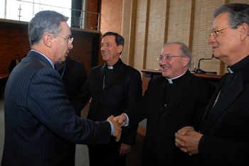 Monseñor Aldo Cavalli, Nuncio Apostólico y Decano del Cuerpo Diplomático acreditado en Colombia, recibió al  Presidente de la República, Álvaro Uribe Vélez, a su llegada este jueves a la Asamblea de la Conferencia Episcopal, que se cumple en Bogotá.