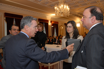 El Presidente de la República, Álvaro Uribe Vélez, dialoga con el Presidente de la Andi, Luis Carlos Villegas, al inicio de la Tertulia Económica sobre infraestructura, que se cumplió este jueves en la Casa de Nariño. Observan Carolina Soto, directora de Presupuesto; Alicia Arango, secretaria privada de la Presidencia; y Óscar Iván Zuluaga, Ministro de Hacienda.