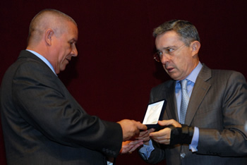 El Presidente Álvaro Uribe Vélez entregó al rector de la Universidad de Medellín, Néstor Hicapie, la Medalla Cívica ‘General Francisco de Paula Santander’, en el marco de la celebración de los 58 años de labores académicas de la institución educativa en Antioquia