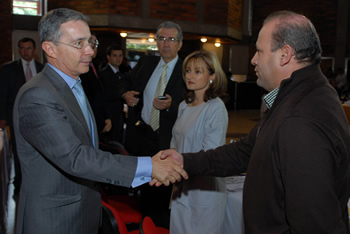 El Gerente General del Instituto Nacional de Concesiones (Inco), Álvaro José Soto, fue uno de los funcionarios que acompañó al Presidente Álvaro Uribe Vélez a la reunión sobre infraestructura en Medellín. En la foto, el Jefe de Estado lo saluda.