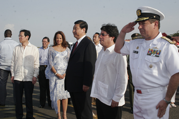 El Vicepresidente de China, Xi Jinping, quien arribó este sábado a Cartagena, fue recibido con honores militares por el Vicepresidente colombiano, Francisco Santos Calderón, y la alcaldesa de la ciudad, Judth Pinedo.