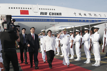 El Vicepresidente de China, Xi Jinping, quien adelantará entre el 14 y el 17 de febrero una visita oficial a Colombia, para fortalecer e integrar los lazos de amistad y de cooperación entre los dos países, fue recibido este sábado en Cartagena, con honores militares, por el Vicepresidente de la República, Francisco Santos Calderón.