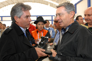 El Presidente Álvaro Uribe recibió una réplica de una locomotora de parte de representantes de la Corporación para el Desarrollo del Ferrocarril del Carare. Ocurrió al inicio del Consejo Comunal celebrado este sábado en el municipio boyacense de Samacá.