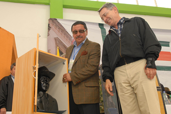 El Presidente Álvaro Uribe se sorprendió con el obsequio del Alcalde de Samacá, Francisco José Grijalba: un busto tallado en carbón inspirado en el Mandatario. Ocurrió durante el Consejo Comunal que se realizó este sábado en el municipio boyacense.