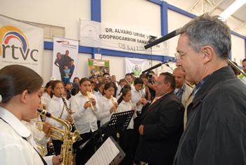 El Presidente Álvaro Uribe Vélez observa con admiración a los niños de la Banda Sinfónica ‘Samacá de Todos’, compuesta por 60 menores de entre 7 y 13 años, quienes recibieron al Mandatario con el bambuco ‘Soy boyacense’ y ‘Julia, Julia’. Bajo la dirección del Maestro Víctor Julio Ropero, la Banda Sinfónica dio inicio formal al Consejo Comunal, este sábado 14 de febrero en Samacá, Boyacá.