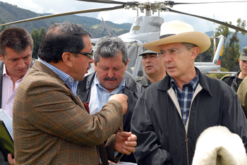 El Alcalde del municipio boyacense de Samacá, Francisco José Grijalba Silva, recibió al Presidente de la República, Álvaro Uribe Vélez, a su llegada al Colegio Nacionalizado de Samacá, lugar donde se cumplió este sábado 14 de febrero el Consejo Comunal de Gobierno.